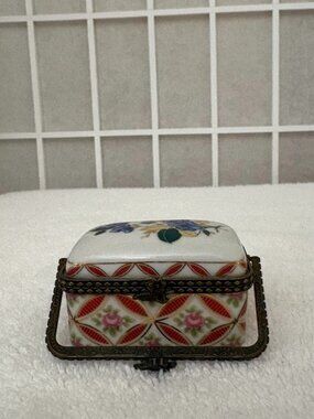 PORCELAIN BASKET TRINKET BOX ~ FLORAL BLUE FLOWERS WITH MOVEABLE HANDLE